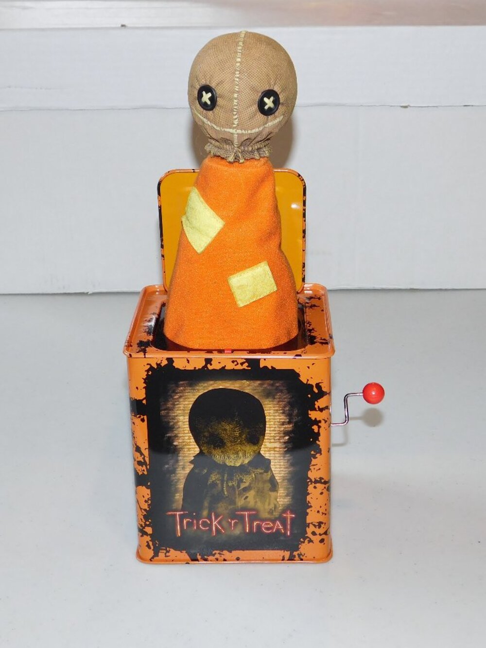 2018 Mezco Burst A Box Trick 'r Treat Sam Musical Jack in the Box Toy